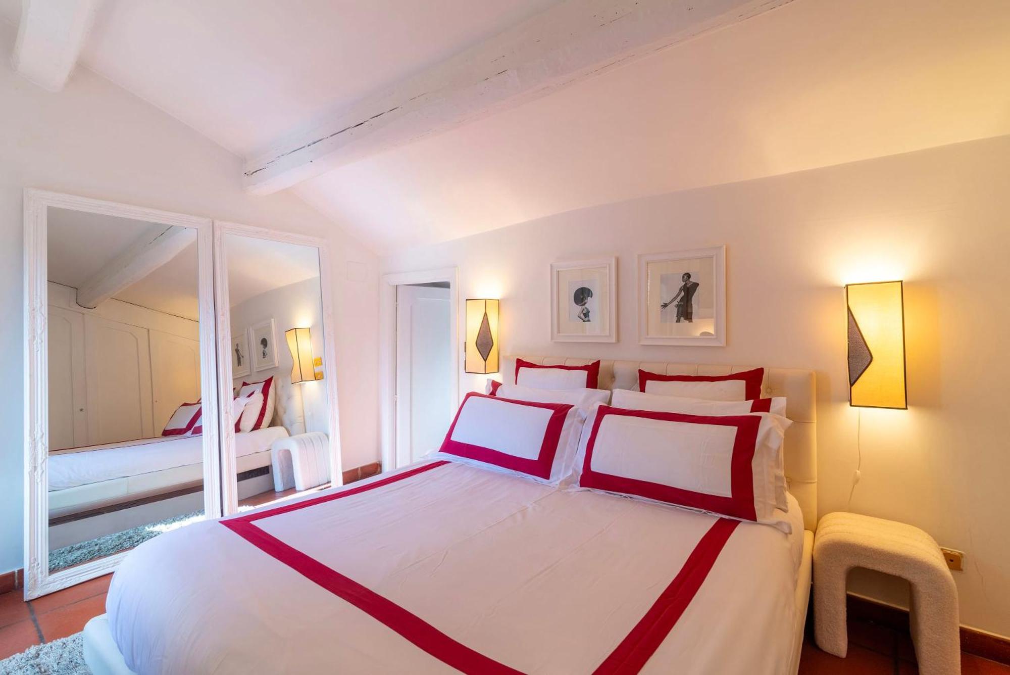 Campo De' Fiori Enchanting Attic Apartment