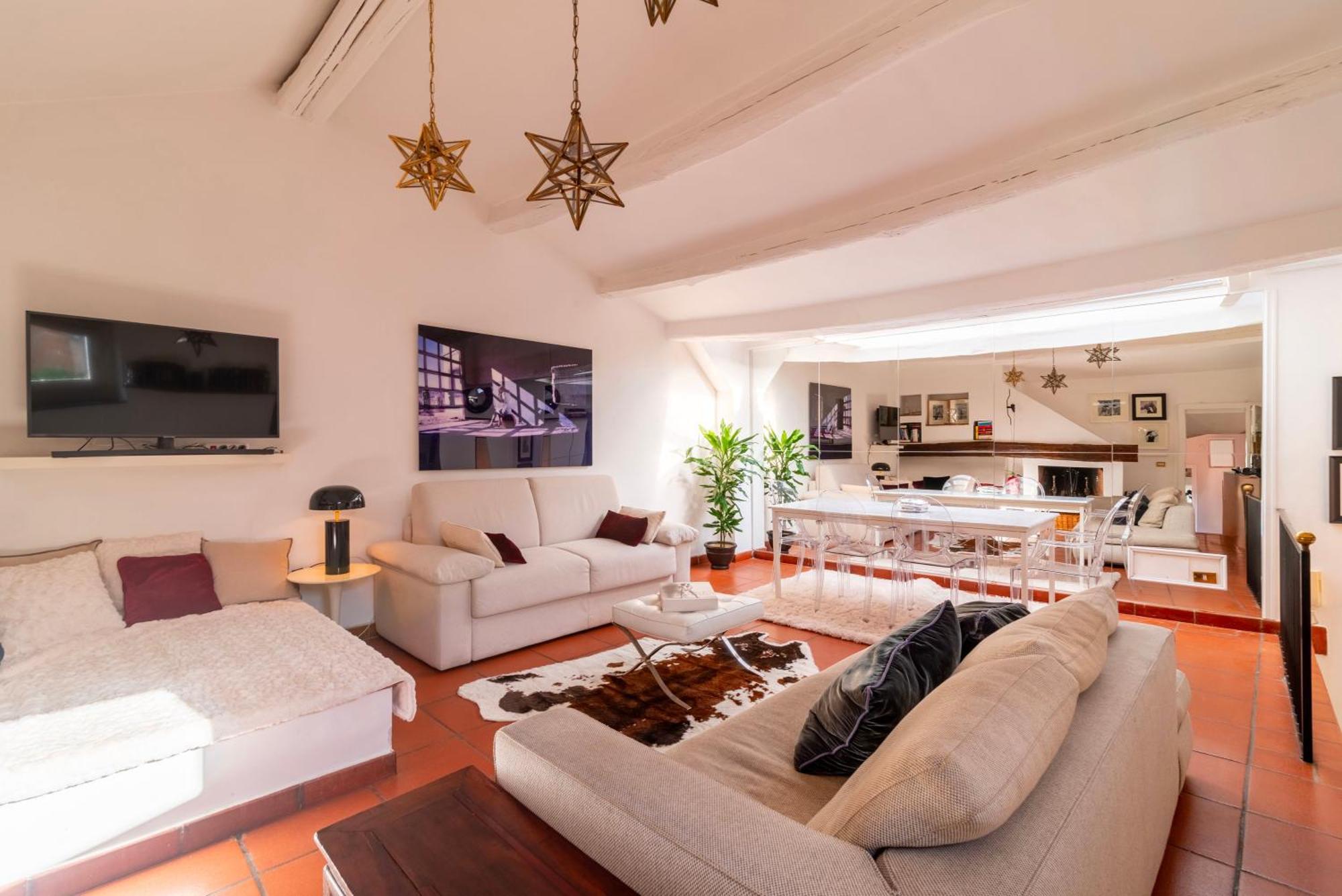 Campo De' Fiori Enchanting Attic Apartment